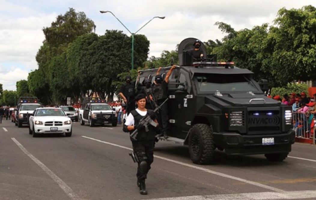 Reúne desfile a miles de queretanos