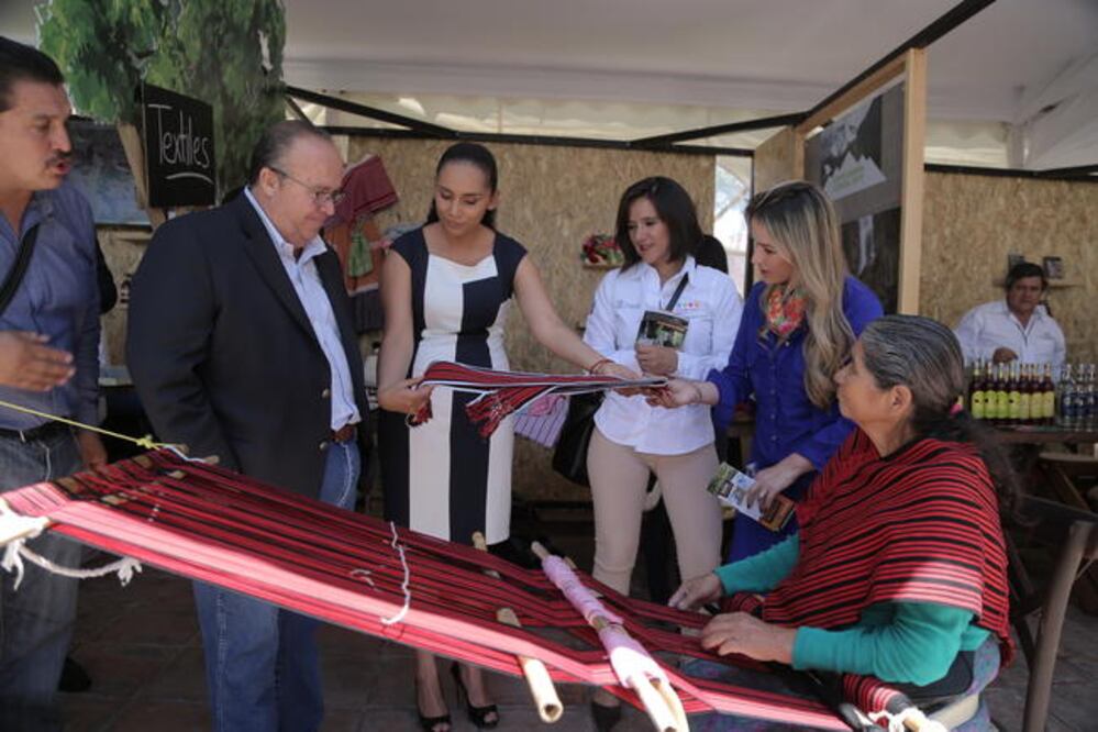 Uno de los kioscos más visitados fue el de los rebozos, donde se podía ver a doña Anastasia González, originaria del municipio de San Joaquín, realizar en su telar un rebozo en colores rojo y negro.