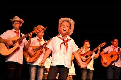 Abren el escenario a niños versadores