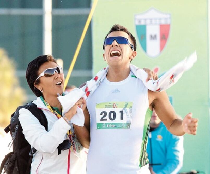 Graciela Terán llevó a su hijo a marchar en JO