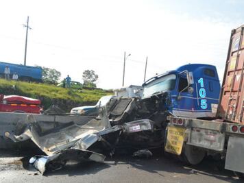 “Trailerazo” en la Qro – SLP