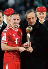 Platini reitera apoyo a Rusia y Qatar