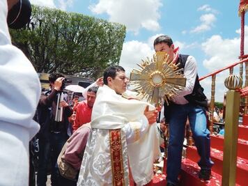 Los recibe obispo de Querétaro