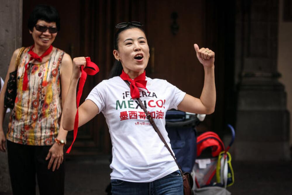 Jin Yi llegó hace unos años al país junto con su esposo mexicano y es quien organizó a sus conocidos para realizar la actividad en muestra de apoyo; reconoce que en China también se han vivido catástrofes (LUIS SÁNCHEZ. EL UNIVERSAL)