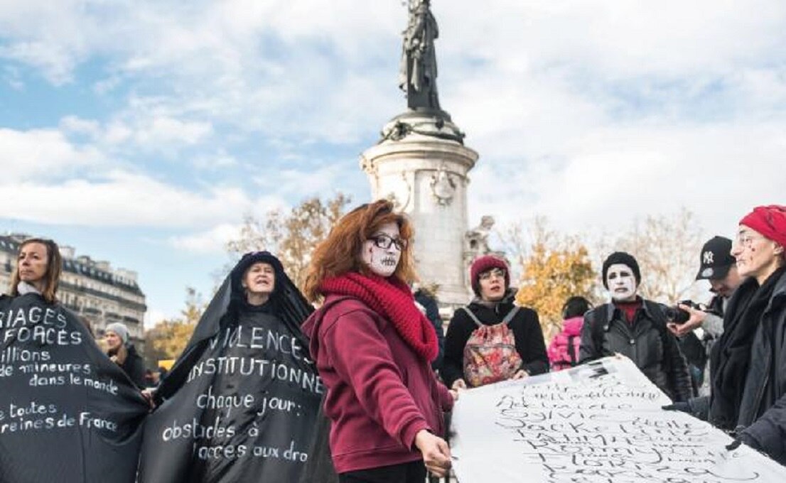 Activistas con un cartel que contiene los nombres de mujeres víctimas de la violencia doméstica se manifestaron ayer en París. (CHRISTOPHE PETIT TESSON. EFE)