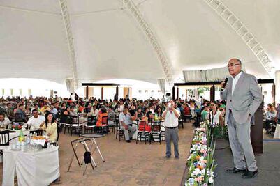 Llama Zapata a crear sinergia por educación