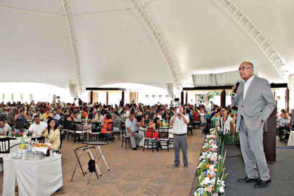 Llama Zapata a crear sinergia por educación