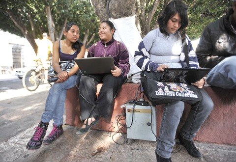 Debaten sobre uso de redes sociales por adolescentes