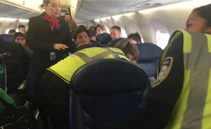 Familia abandona vuelo en el que viaja AMLO