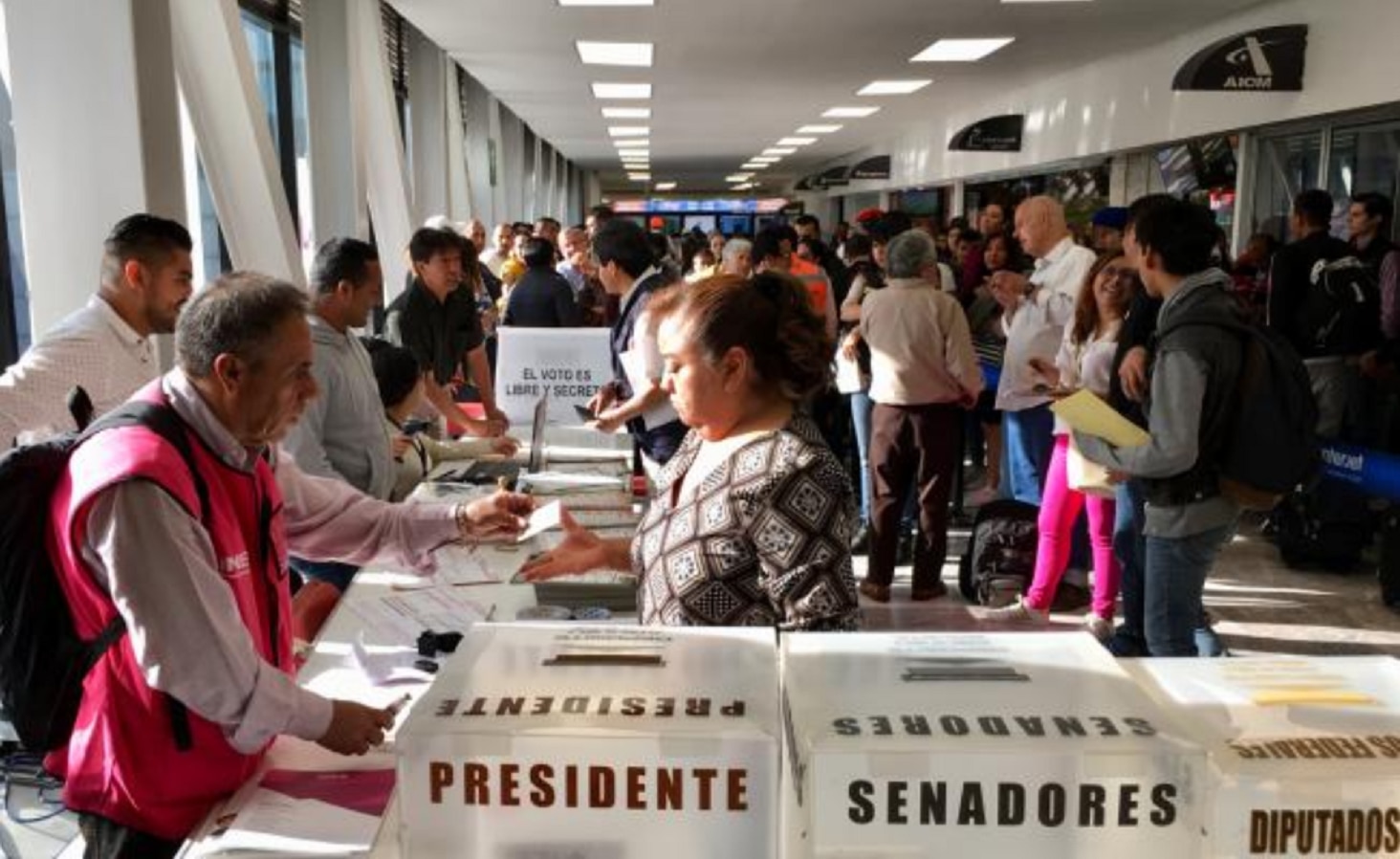 Se acaban boletas en casilla especial del AICM; electores exigen poder votar