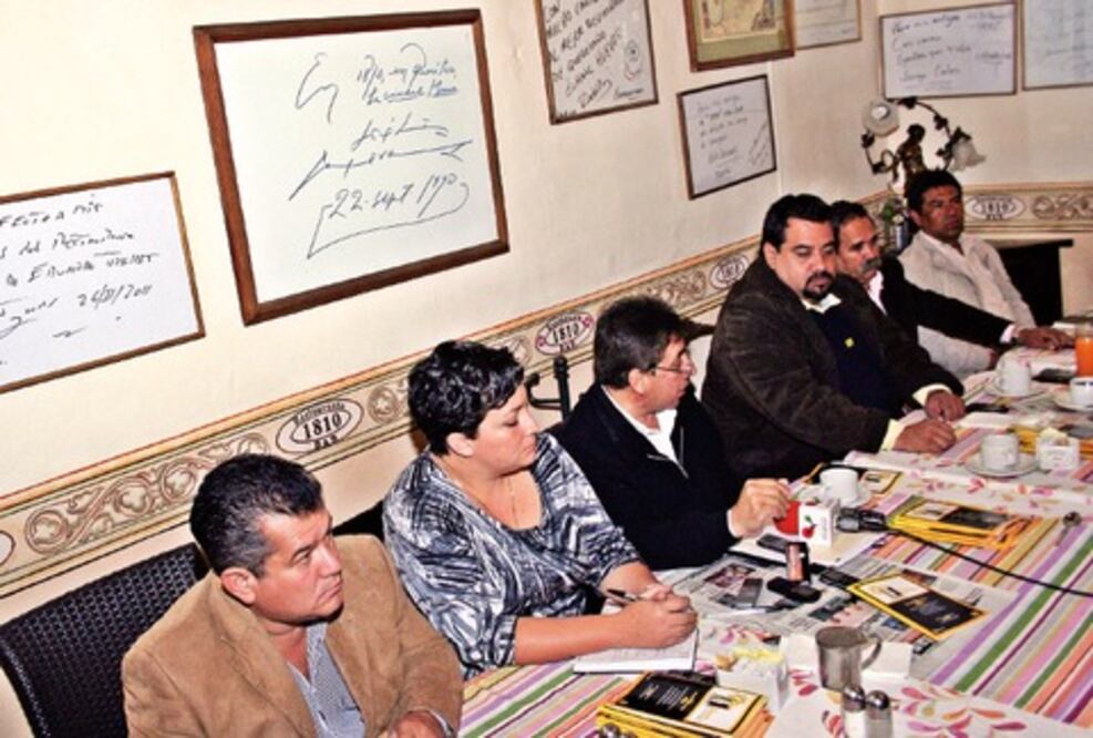 Niegan salida de dirigente de PRD