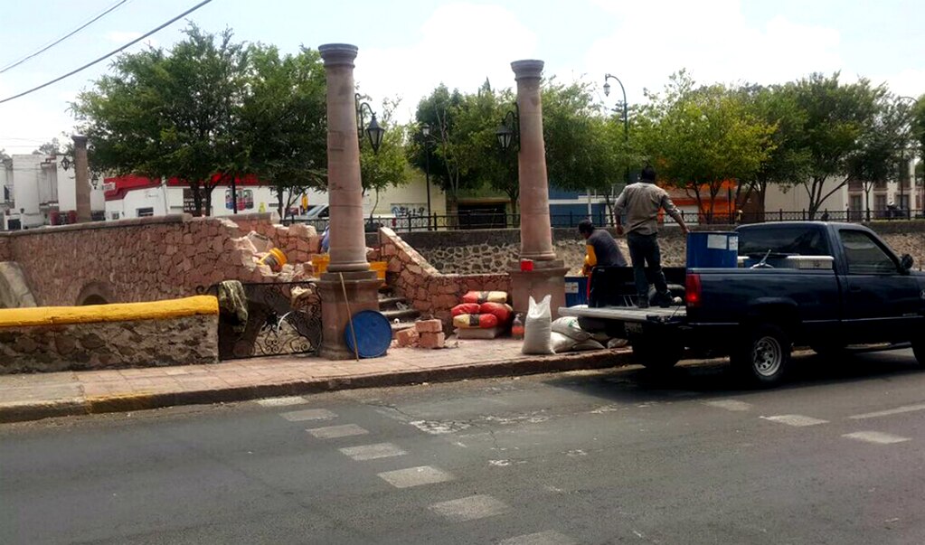 Comienzan reparación de puente peatonal en el Río Querétaro