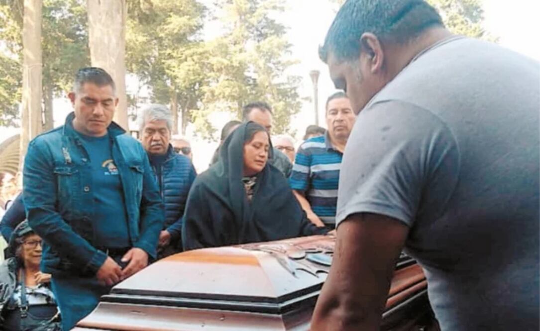 En el panteón municipal de Mexicaltzingo, la familia de Blanca Valeria agradeció a los presentes su ayuda y oraciones hacia la joven. Foto: CLAUDIA GONZÁLEZ. EL UNIVERSAL