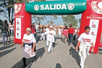 Más de 200 adultos mayores se suman a caminata del DIF