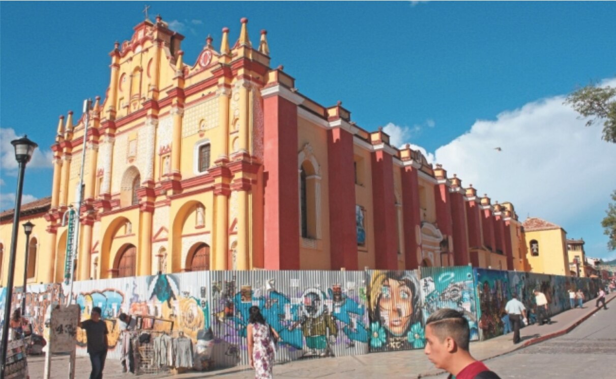 Una barrera de láminas con muestras de arte urbano impiden el acceso a la Catedral de San Cristóbal de las Casas. Fotos: NÉSTOR RAMÍREZ. EL UNIVERSAL