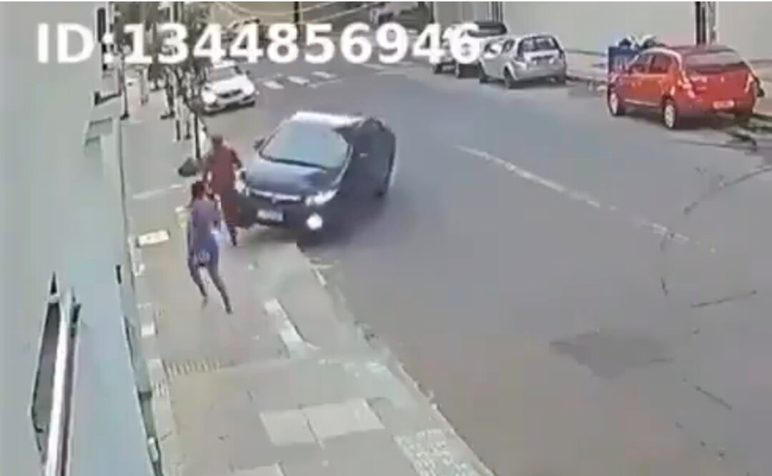 Video. Conductor atropella a ladrón en Brasil; había robado el celular a su novia