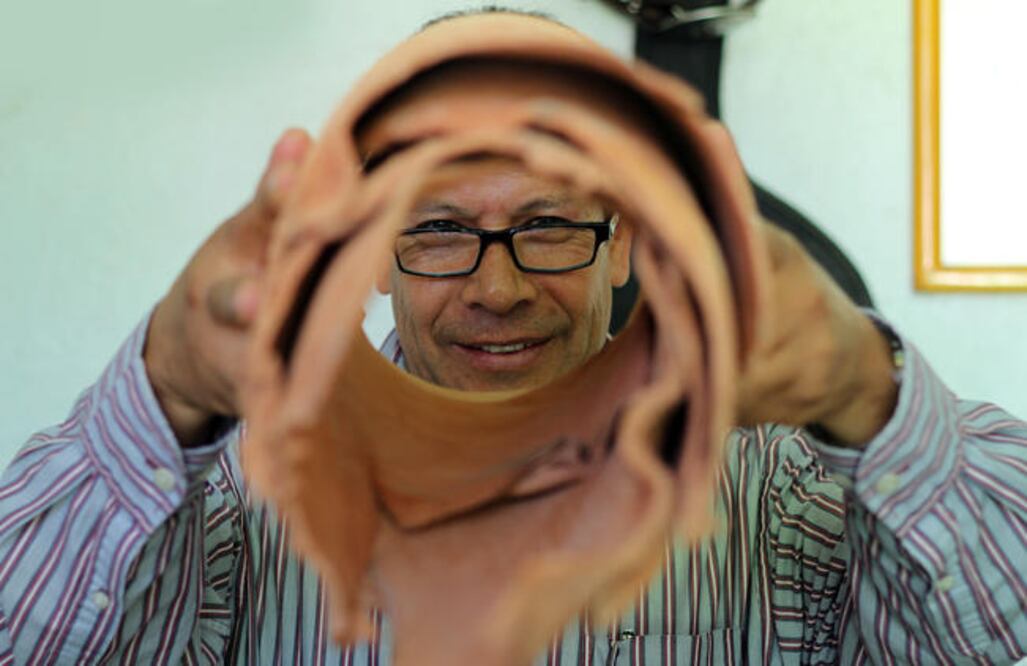 En su taller, don Francisco, quien es originario de Zacatecas, repara y elabora principalmente sillas de montar, cinturones, fundas para pistolas, para machetes, para navajas. (LUIS SÁNCHEZ)
