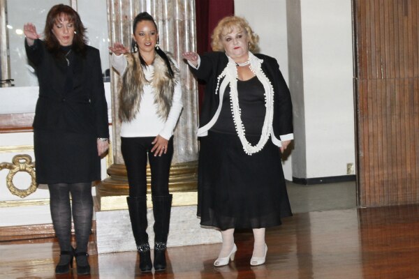 Toman protesta a integrantes de asociación de periodistas