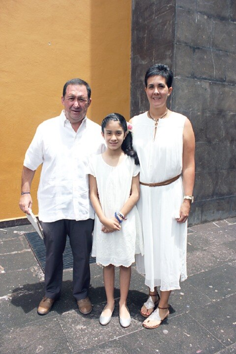 Realiza su Primera Comunión