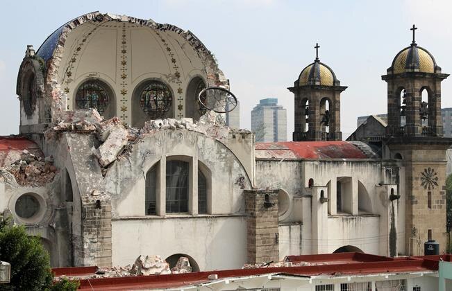 El pasado domingo se desplomó una de las cúpulas de Nuestra Señora de Los Ángeles, ubicada en en la colonia Guerrero de la Ciudad de México (LUCÍA GODÍNEZ. EL UNIVERSAL)