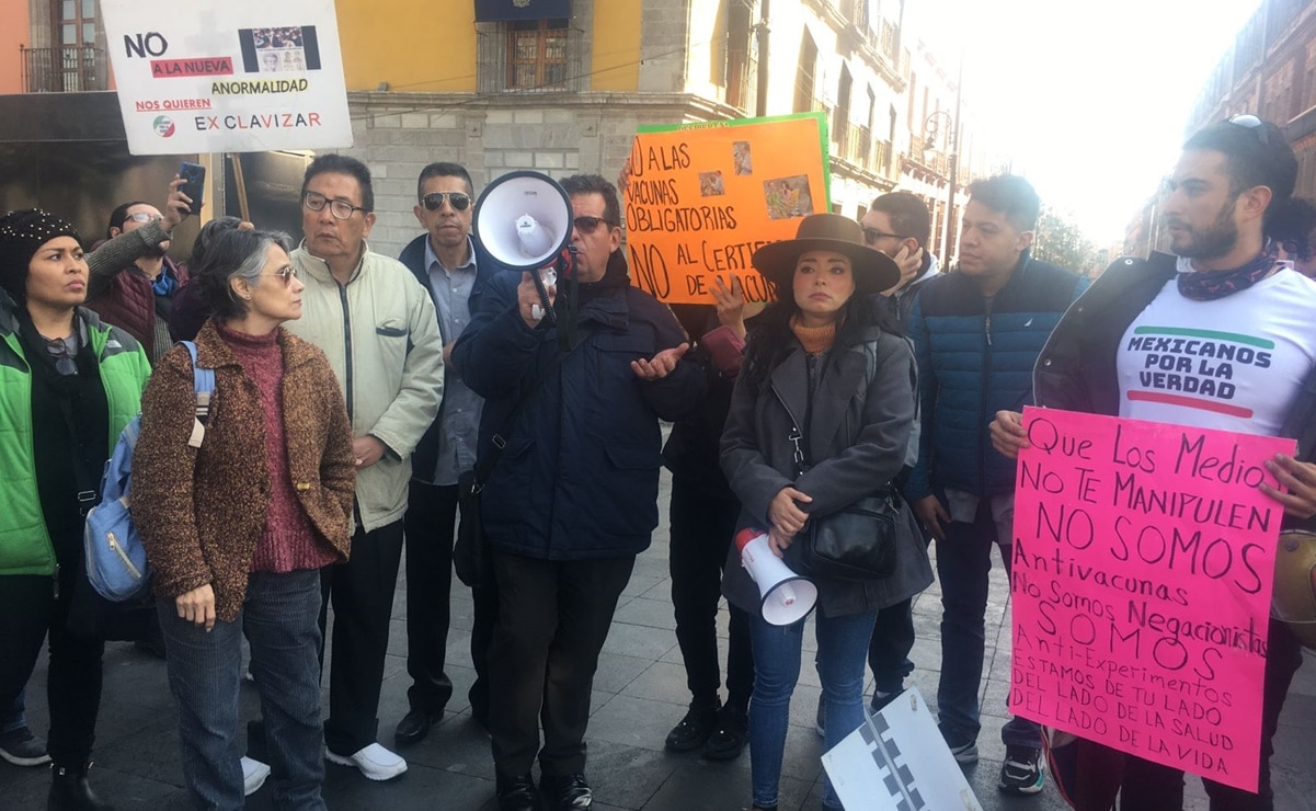 Lo que tiene AMLO es una gripa pedorra, dicen antivacunas afuera de Palacio Nacional