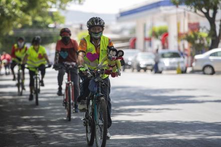 Ciclistas ruedan y arman un corazón para pedir más seguridad en Querétaro 
