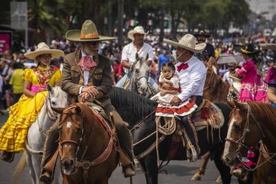 Chicos y grandes disfrutan el desfile cívico militar