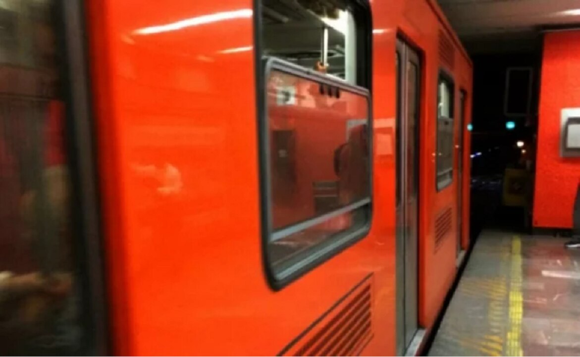 Muere persona al arrojarse a las vías del Metro Hidalgo en la Línea 2