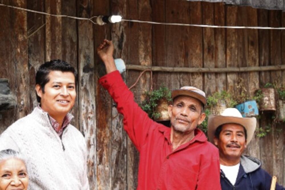 Dan 5 paneles solares a comunidad de Jalpan