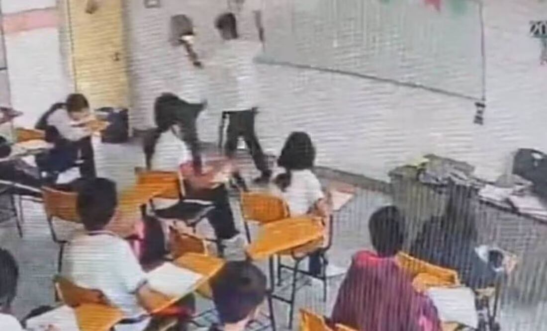 Momento exacto en que un alumno de secundaria apuñaló a su profesora en Coahuila. Foto: Captura de pantalla/El Universal