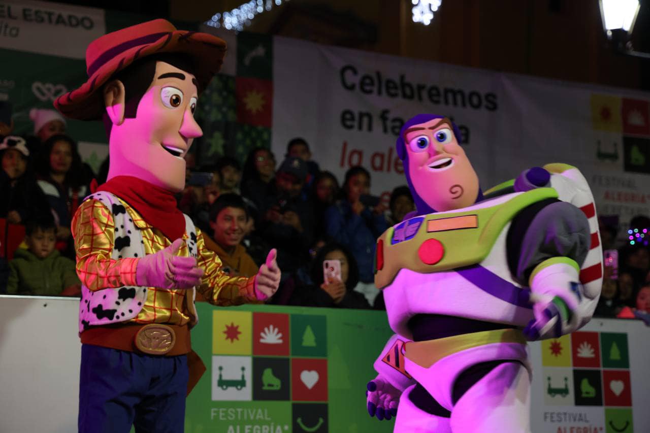 Llega el desfile Navideño a Cadereyta; incluyó personajes infantiles