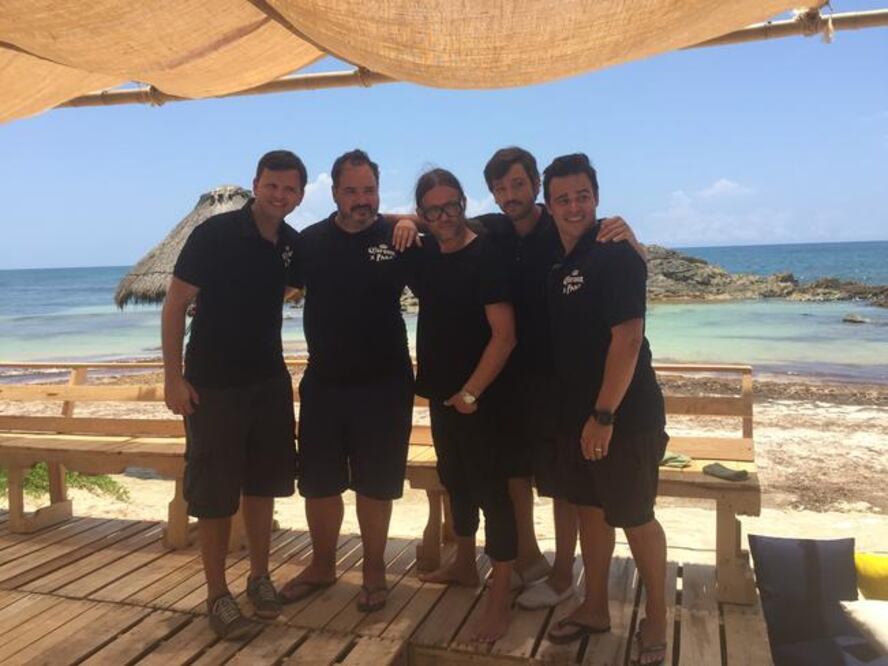 Diego Luna, con Cyrill Gutsch, fundador de Parley, de visita en Tulum, como parte de las actividades de Parley y Corona. (HUMBERTO MONTOYA. EL UNIVERSAL)