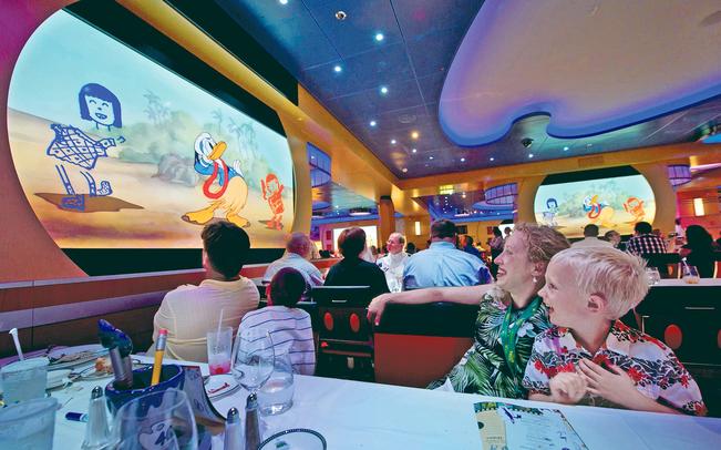 Disney navega en el mar de Cozumel