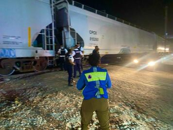 Tren impacta a siete vehículos en Santa María Magdalena