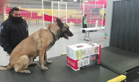 Encuentran caja con casi un kilo de cristal en el AIQ