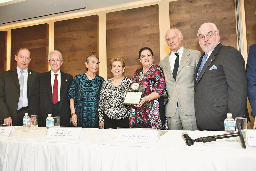 Lucía Molina de Merlos entregó el Molcajete de plata 2017 a Blanca Estela Vidales de Lemus, quien suma más de tres décadas de carrera  (FOTO: Hildeliza Lozano Garduño)