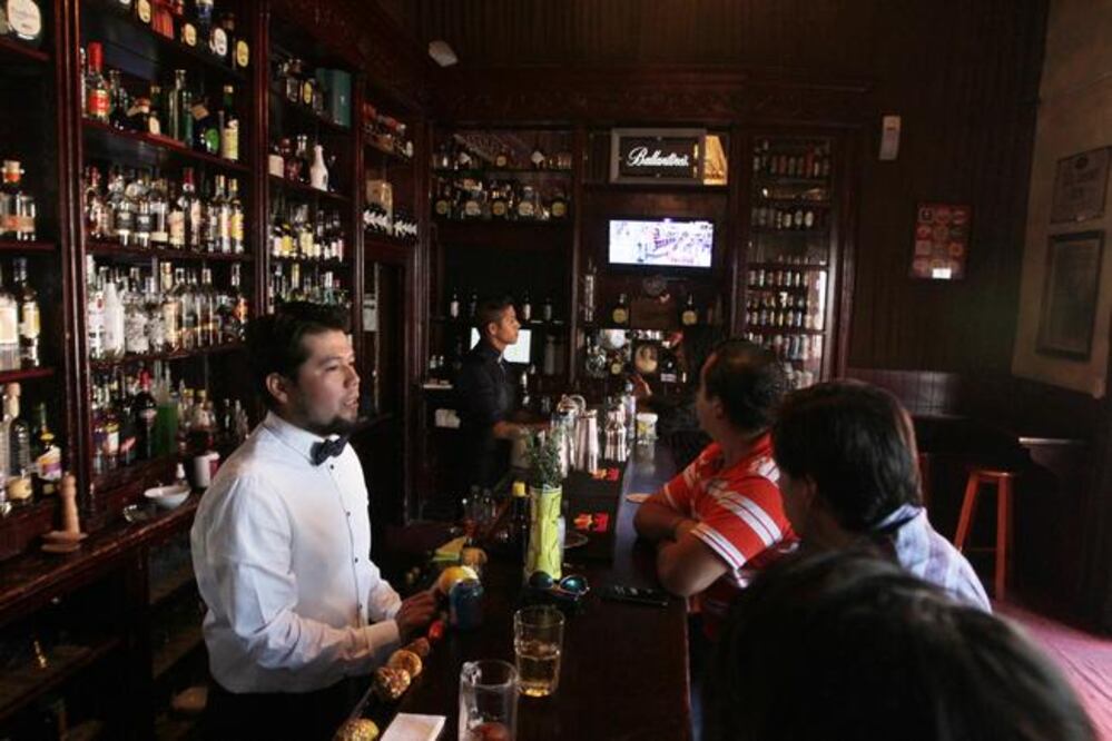 El equipo de “Alqu i m ia” ofrece atención personalizada a los clientes, explicándoles el origen y los ingredientes de los tragos, siempre ataviados con una temática especial como al estilo de los años 20 y 30. (FOTOS: CÉSAR GÓMEZ. EL UNIVERSAL)