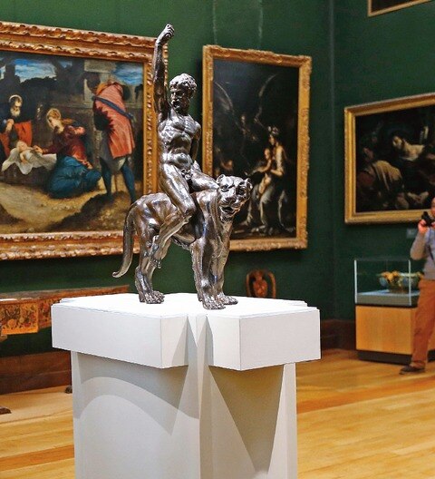 Hallan posibles estatuas  de bronce