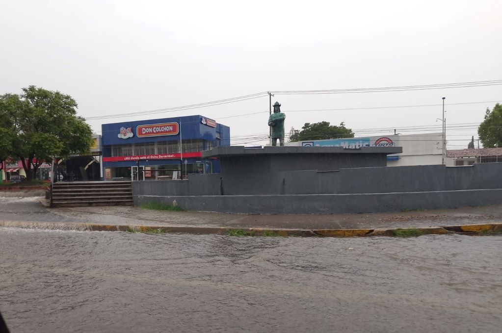 Lluvias afectan a comercios locales