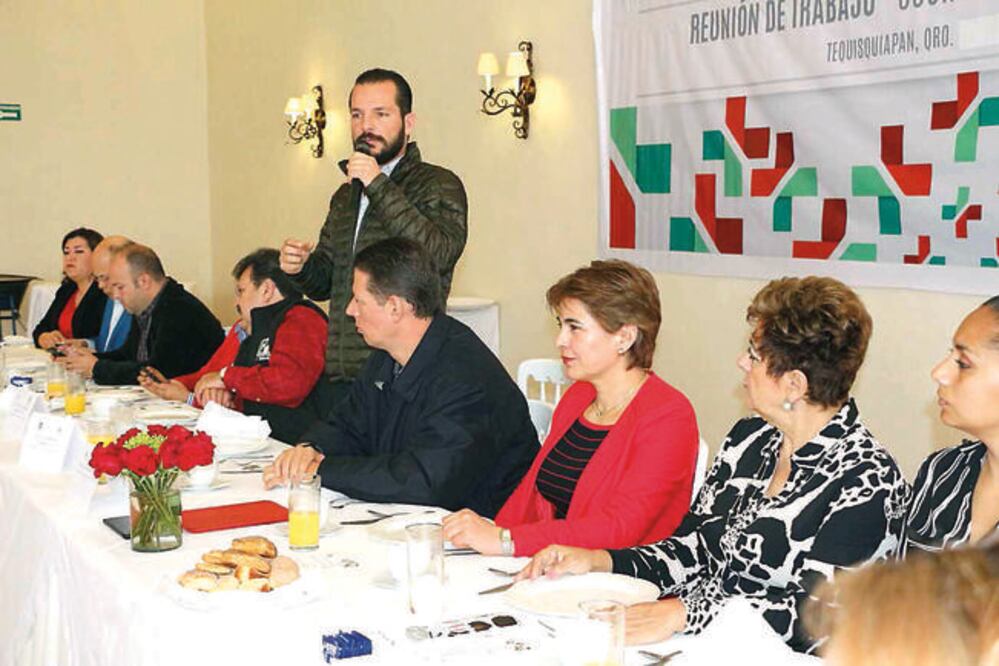 El líder estatal priísta Juan José Ruiz —en imagen de archivo— tomó protesta a Marlene Landaverde como nueva secretaria del Comité Estatal de Vinculación con la Sociedad Civil en Querétaro (ARCHIVO EL UNIVERSAL)