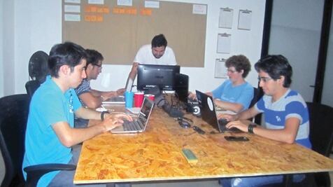 Emprenden jóvenes  en el área de software