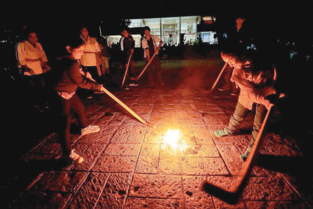 El juego de pelota purépecha se realiza entre dos equipos de 5 jugadores o más (VÍCTOR PICHARDO. EL UNIVERSAL)