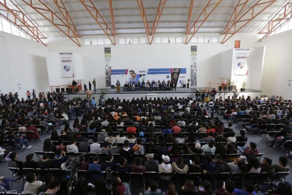 Durante la entrega de los certificados realizada en la UTEQ, el gobernador anunció una inversión de 50 mdp en la infraestructura de la universidad. (FOTOS: ESPECIAL)