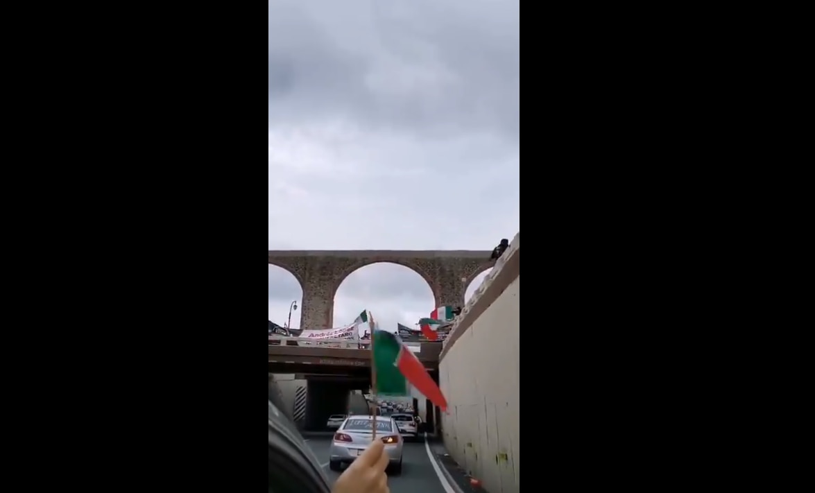 Chocan dos vehículos en Querétaro durante las protestas contra AMLO