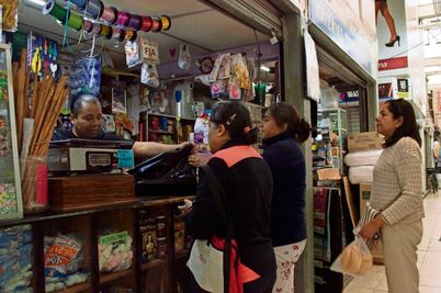 Permanece abierto mercado de La Cruz