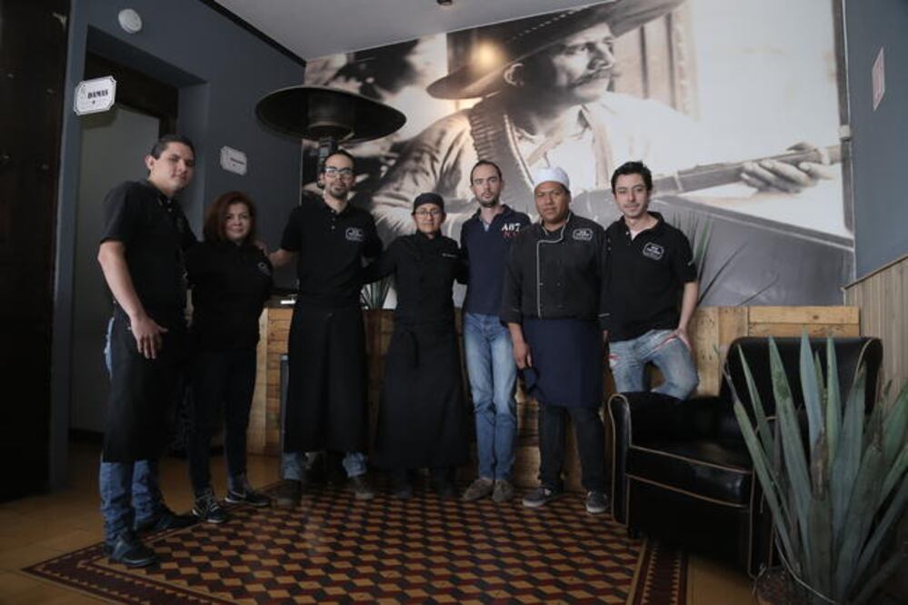 Desde que el bar abrió sus puertas, en julio de 2016, el personal se ha dado a la tarea de enaltecer la gastronomía y uno de los destilados más famosos de México, brindando una experiencia única a los clientes (FOTOS: GONZALO IBÁÑEZ. EL UNIVERSAL)