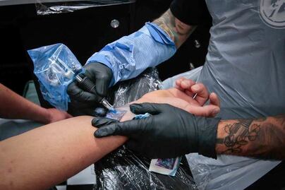 Van contra exclusión laboral por tatuajes 