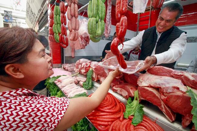 En su gira por el estado visitó el mercado de La Cruz b Participó en el foro Decido 2018 organizado por el Tec. DEMIAN CHÁVEZ. EL UNIVERSAL