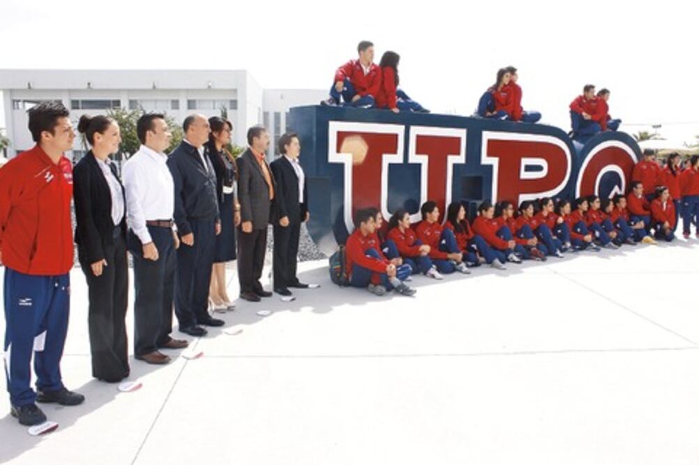 Gobernador entrega apoyos a universitarios