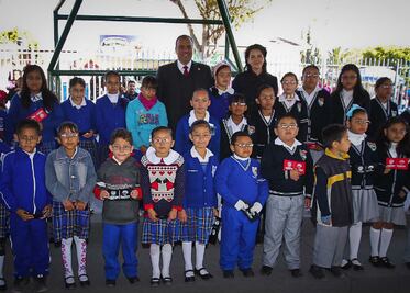 Entregan lentes a niños de Querétaro